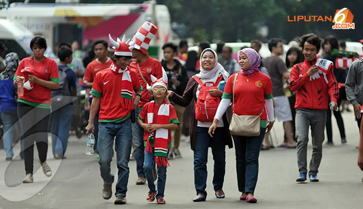 Laga kualifikasi piala AFC yang berlangsung di Stadion GBK Jakarta juga dijadikan sarana hiburan bagi keluarga yang ingin menyaksikan dan mendukung langsung Garuda Muda berjuang (Liputan6.com/Helmi Fithriansyah)