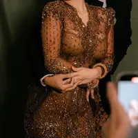 Ariel Tatum Merias Wajahnya Sendiri dengan Gaya Makeup Flawless Glam. [@didietmaulana]