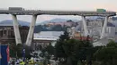 Sebuah truk berada di atas jembatan Morandi, dekat dengan bagian jalan layang yang runtuh, di Genoa, italia, Selasa (14/8). Insiden ini disebut sebagai peristiwa jembatan ambruk paling mematikan di Eropa sejak 2001. (ANDREA LEONI/AFP)