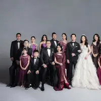 Tidak hanya bersama pasangan, momen pernikahan juga perlu didokumentasikan bersama keluarga besar. Siapkan gaun-gaun berkilauan dan setelan jas untuk beri kesan elegan. [Foto: IG/valenciatanoe].