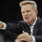 Pelatih Golden State Warriors, Steve Kerr saat memimpin timnya melawan San Antonio Spurs pada laga NBA basketball game di AT&T Center, San Antonio, (2/11/2017) waktu setempat. Warriors menang 112-92. (AP/Eric Gay)