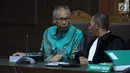 Terdakwa perintangan penyidikan korupsi E-KTP, Bimanesh Sutarjo (kiri) bersama penasehat hukumnya usai menyimak keterangan saksi pada sidang lanjutan di Pengadilan Tipikor, Jakarta, Jumat (26/5). (Liputan6.com/Helmi Fithriansyah)