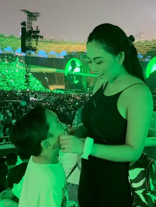 Rachel Vennya hadir dengan dress hitam spaghetti strap. Sambil membawa sling bag hitamnya. [@rachelvennya]