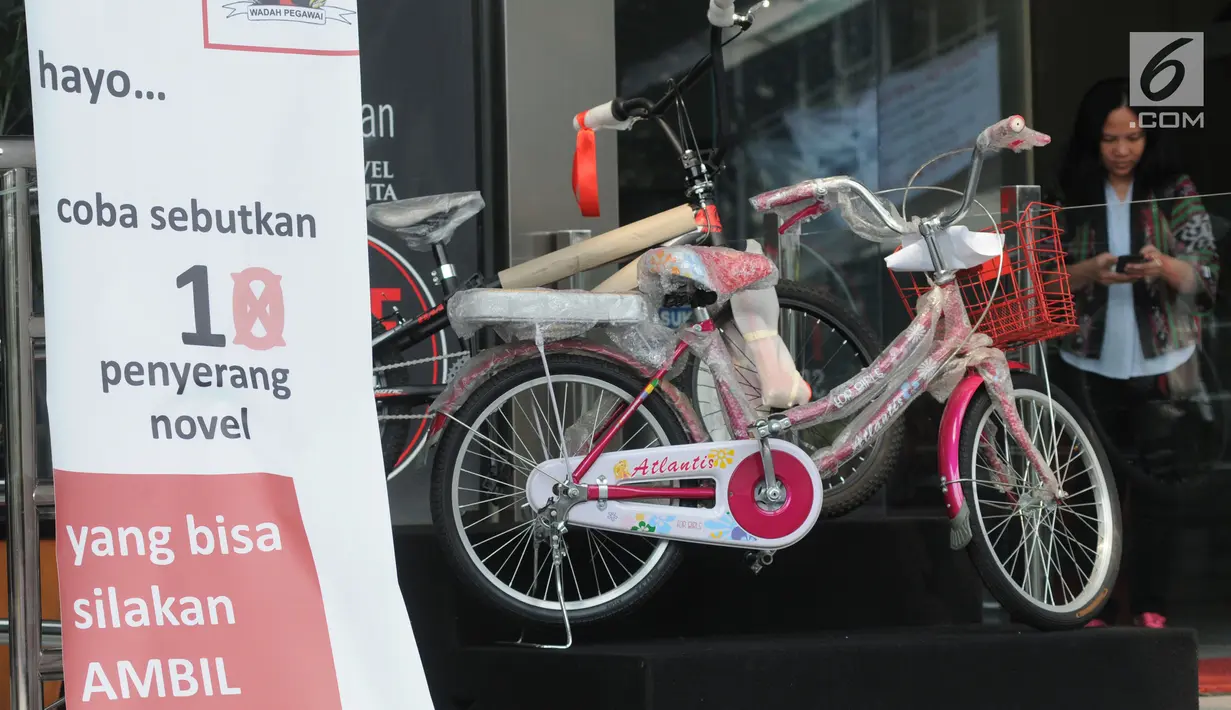 Sebuah sepeda sebagai hadiah pada sayembara kasus penyiraman air keras terhadap penyidik Novel Baswedan di lobi Gedung KPK, Jakarta, Senin (6/8). Sayembara diinisiasi wadah kepegawaian KPK setelah 16 bulan kasus ini berlalu. (Merdeka.com/Dwi Narwoko)