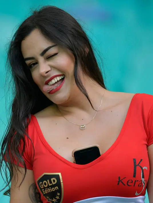 Model Larissa Riquelme berpose sebelum pertandingan Copa America 2019 yang mempertemukan Paraguay dengan Kolombia di Fonte Nova Arena, Salvador, Brasil, Minggu (23/6/2019). Keseksian Larissa menjadi pembicaraan sejak mendukung negaranya, Paraguay, di Piala Dunia 2010. (Raul ARBOLEDA/AFP)