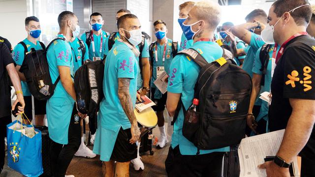 Foto: Tiba di Tokyo, Tim Sepak Bola Olimpiade Brasil Diserbu Fans