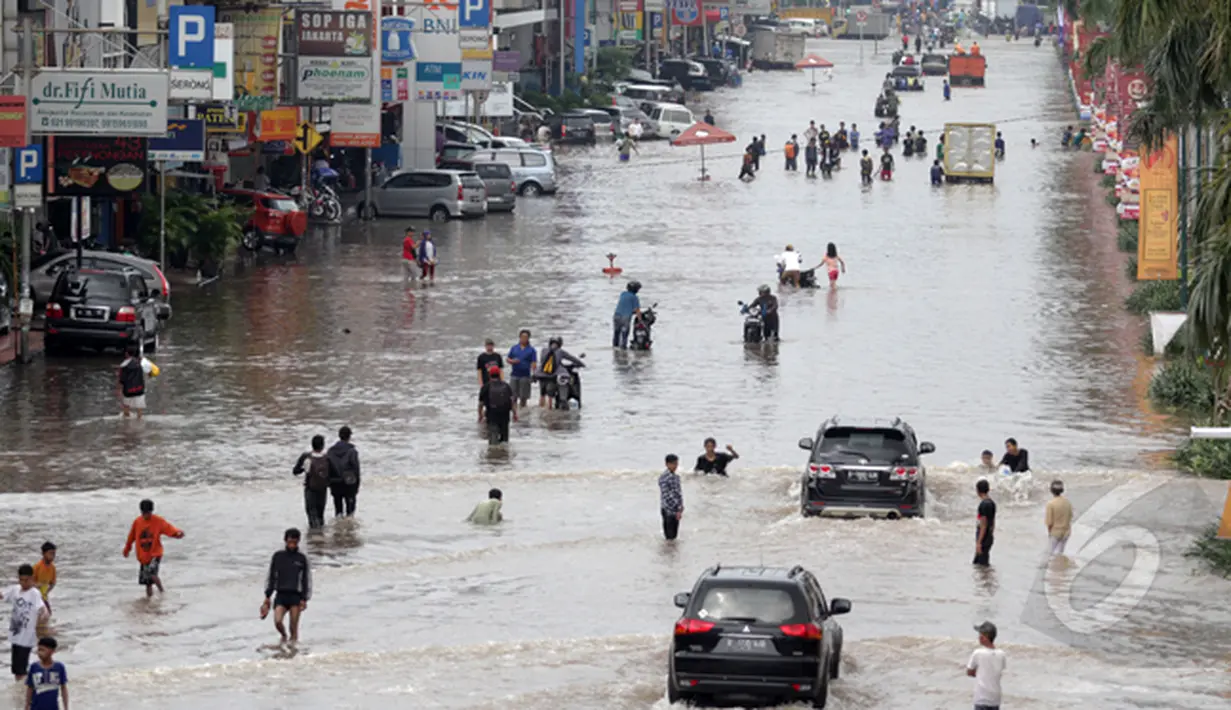 Suasana banjir yang melanda kawasan Kelapa Gading, Jakarta, Selasa (10/2/2015). Menurut Kadin DKI Jakarta, kerugian akibat banjir di Jakarta mencapai Rp 1,5 triliun tiap harinya.(Liputan6.com/Faizal Fanani)