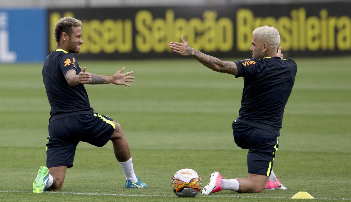 Striker Brasil, Neymar bersama Dani Alves, saat mengikuti sesi latihan jelang laga Kualifikasi Piala Dunia di  Teresopolis, Barsil, Selasa (3/10/2017). Brasil akan berhadapan dengan Bolivia. (AP/Silvia Izquierdo)