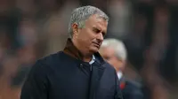 Jose Mourinho tampak kecewa saat menyaksikan anak asuhannya bertanding melawan Stoke City pada di Britannia Stadium, Inggris, Selasa (27/19/2015). Dengan hasil ini rumor pemecatan Mou akan semakin kencang. (Reuters/Darren Staples)