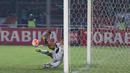 Kiper Sriwijaya FC, Teja Paku Alam saat menahan tembakan Bambang Pamungkas pada laga Torabika SC 2016 di Stadion Utama Gelora Bung Karno, Jakarta (24/6/2016). Sriwijaya unggul sementara 1-0. (Bola.com/Nicklas Hanoatubun)