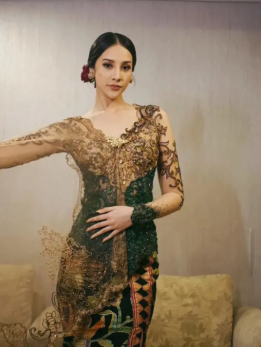 <p>Busana ini ia gunakan saat menjadi juri pada grand final pemilihan Puteri Indonesia 2022. Sanggul berhiaskan bunga mawar dan anting emas membuat penampilannya sempurna. [Instagram/anyageraldine]</p>