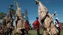 Sejumlah pemuda dari suku Maasai mengenakan kostum melakukan ritual usai disunat di dekat Kilgoris, Kenya (20/12). Upacara ini juga bertujuan untuk mempersiapkan para pemuda untuk menjadi prajurit atau Moran di Kenya. (AFP Photo)