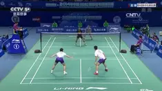 Lin Dan dan Lee Chong Wei dua tunggal putra yang saling mengalahkan di nomor tunggal putra bermain bersama di nomor ganda dalam ekshibisi di Tiongkok pada tahun 2014.