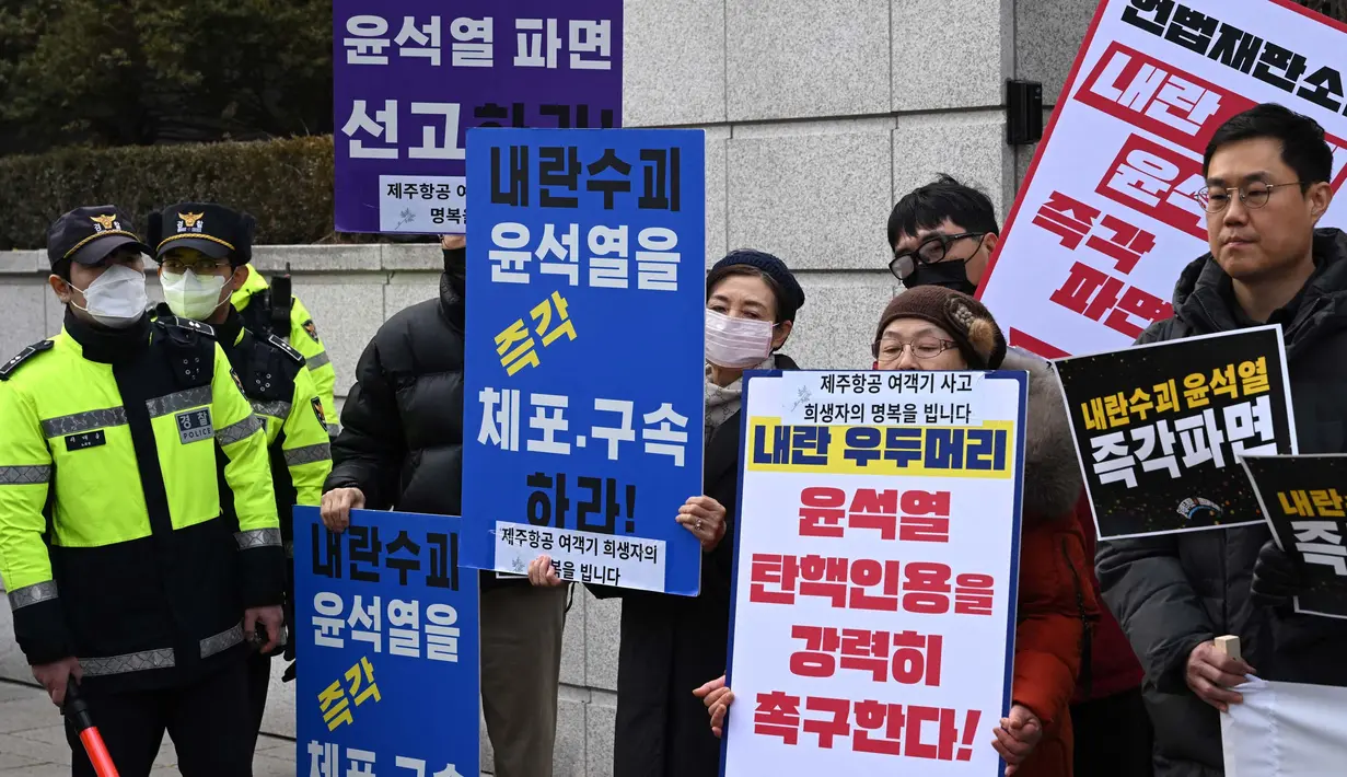 Untuk diketahui, Mahkamah Konstitusi Korea Selatan harus memutuskan dalam waktu 180 hari apakah akan mencopot Yoon dari jabatannya atau mengembalikan kekuasaan kepresidenannya. (Jung Yeon-je/AFP)