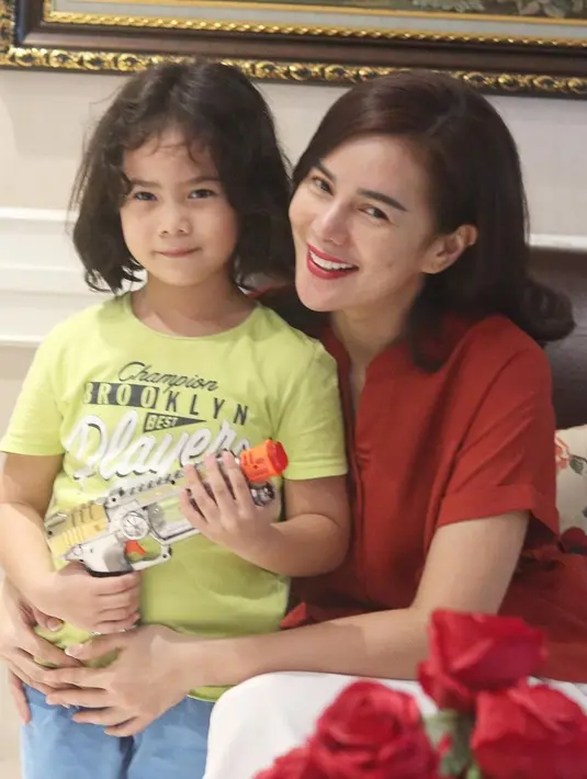 Astrid Tiar Momong Anak (Instagram/astridtiar127)