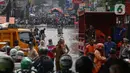 Hujan deras mengguyur wilayah Jabodetabek sejak Senin (3/3) malam hingga Selasa (4/3/2025) pagi hari membuat sejumlah wilayah di Kota Tangerang, Banten terendam genangan air. (Liputan6.com/Angga Yuniar)