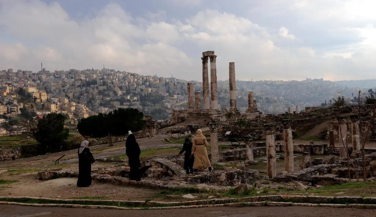 Para wisatawan mengunjungi situs arkeologi Citadel di Amman, ibu kota Yordania (26/11/2020). Situs arkeologi Citadel adalah sebuah situs bersejarah di pusat kota Amman, ibu kota Yordania. (Xinhua/Mohammad Abu Ghosh)