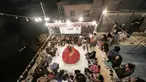 Penari darwis wanita, Afnan Shaher, berputar-putar saat disambut oleh para penggemarnya dalam pertunjukan keagamaan untuk menandai bulan suci Ramadan di Kairo, Mesir, Jumat 27 Februari 2026. Tari Darwis (atau Whirling Dervishes) merupakan tarian spiritual sufi asal Persia yang terkenal dengan gerakan berputar berulang kali searah jarum jam sebagai bentuk meditasi yang mengungkapkan cinta kepada Allah SWT dan sesama. (AP Photo/Amr Nabil)