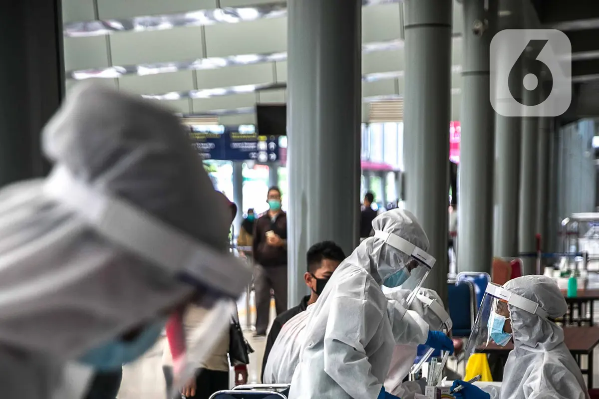 Para Penumpang di Stasiun Senen Jalani Swab Antigen