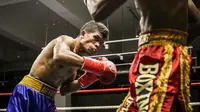 Ongen Saknosiwi (kiri) meraih gelar juara kelas bulu versi WBA Asian Boxing Council Continental di Singapura, Sabtu (7/9/2019). (Media Mahkota Promotion)