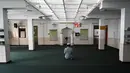 Seorang Muslim berdoa di Masjid Jummah selama bulan suci Islam Ramadhan di Kolombo, Sri Lanka pada 4 Mei 2020. Umat Islam di dunia menjalankan ibadah Ramadan di tengah pandemi virus corona dan penerapan lockdown. (ISHARA S. KODIKARA / AFP)