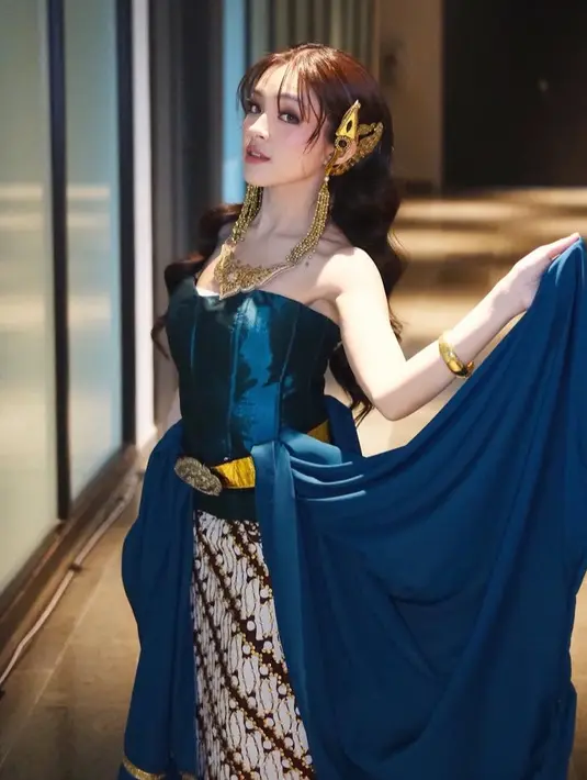 Kali ini, Eca Aura mengenakan bustier warna biru navy, serasi dengan selendang polos dengan list keemasan yang dikenakan di bawah beltnya. [@elsaajapasal]