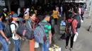 Pemudik antre dengan tertib memasuki pintu menuju peron sesuai dengan jam keberangkatan, Jakarta, Kamis, (24/7/14). (Liputan6.com/Faizal Fanani)