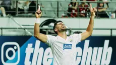 Selebrasi bek Persib Bandung, Julio Cesar usai membobol gawang FC Seoul dalam laga pertama fase grup AFC Champions League Two 2026/2027 di Seoul World Cup Stadium, Rabu (16/9/2026). (Dok. Persib)