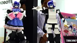 Robot dengan tinggi 46cm bernama " Premaid AI " melakukan tarian saat dipamerkan pada pameran Robot Internasional di Tokyo, Jepang,  (2/12). 5.000 diharapkan akan mengunjungi acara ini. (AFP PHOTO/Yoshikazu Tsuno)