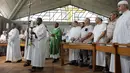 Umat muslim berdiri saat menghadiri misa di Saint-Pierre-de-l’Ariane di Nice, Prancis, Minggu (31/7). Muslim di penjuru Prancis menghadiri misa sebagai solidaritas atas pembunuhan seorang pastor oleh militan Islam. (Jean Christophe MAGNENET/AFP)