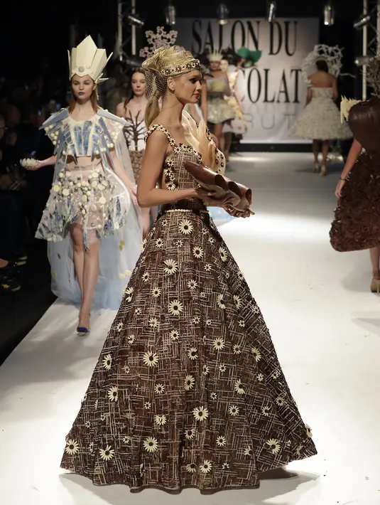 Sejumlah model berjalan diatas catwalk membawakan kreasi yang terbuat dari cokelat saat Beirut Cooking Festival ke-7 di Lebanon (16/11). Dalam peragaan ini, semua model menampilkan aneka kreasi cokelat yang dibentuk menjadi busana. (AFP Photo/Joseph Eid)
