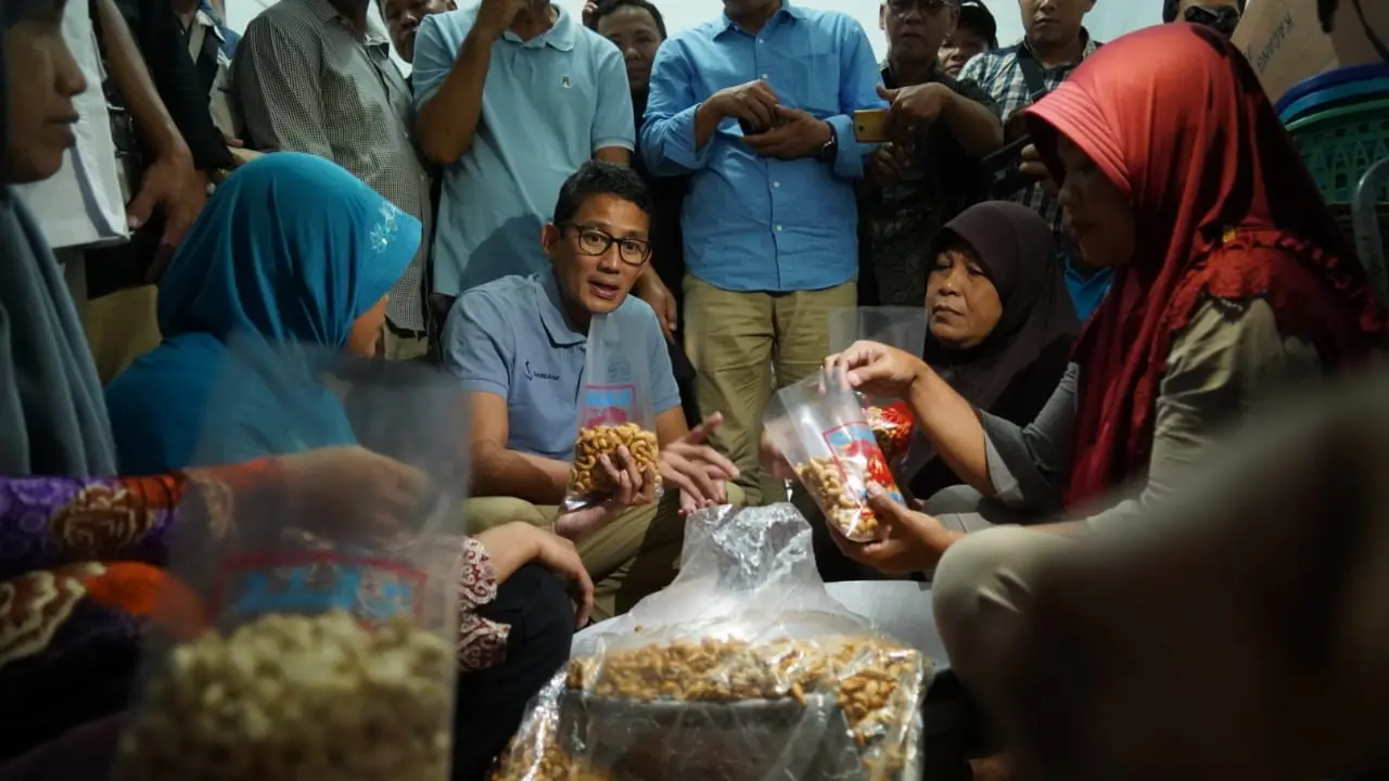 Sandiaga Uno mengunjungi sentra pengusaha kecil dan menengah kacang mete di Wonogiri, Selasa 29 Januari 2019.