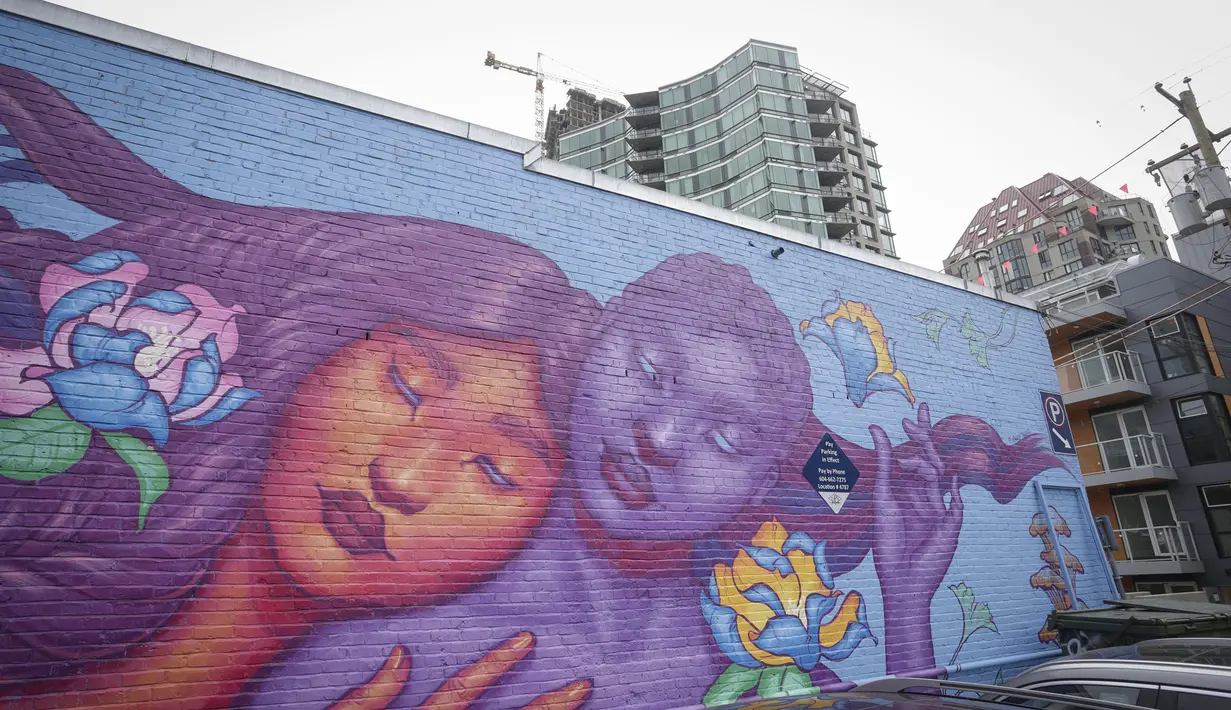 Mural terlihat selama Festival Mural Vancouver di Vancouver, British Columbia, Kanada, 20 Agustus 2020. Festival tahunan tersebut menampilkan lebih dari 60 karya seni publik yang diresmikan di sembilan lokasi seluruh kota. (Xinhua/Liang Sen)