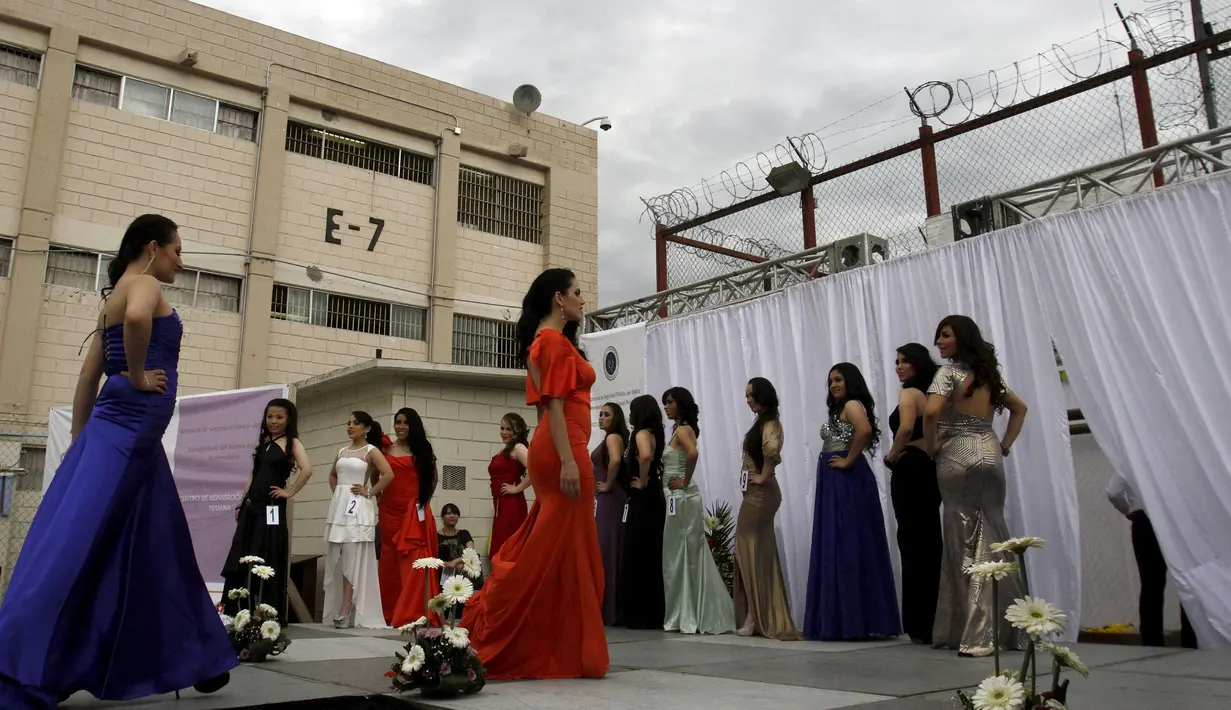 Sejumlah tahanan wanita mengikuti kontes kecantikan di penjara Baja California, Tijuana, Meksiko, Selasa (9/6/2015). Sebanyak 21 tahanan wanita mengikuti kontes kecantikan yang diadakan oleh pihak penjara. (REUTERS/Jorge Duenes)