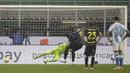 Striker Inter Milan, Romelu Lukaku, mengecoh penjaga gawang Napoli, David Ospina, untuk mencetak gol lewat eksekusi penalti dalam laga lanjutan Liga Italia 2020/21 Serie A pekan ke-12 di San Siro Stadium, Rabu (16/12/2020). Inter menang 1-0 atas Napoli. (AP/Luca Bruno)
