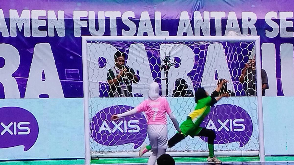 Tim Putri SMAN 2 Mojokerto Melaju ke Partai Final Axis Nation Cup 2025 usai Kalahkan SMAN 25 Batam Lewat Adu Penalti