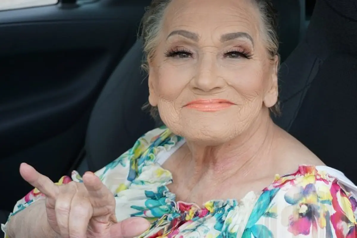 Nggak Kalah Glamour, Nenek 80 Tahun Ini Disebut 'Glam-Ma'