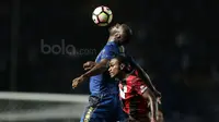 Duel Carlton Cole dengan pemain Persipura Jayapura, Dominggus Fadawer (kanan) pada laga Liga 1 2017 di Stadion GBLA, Bandung, Minggu (7/5/20170). Persib menang 1-0. (Bola.com/Nicklas Hanoatubun)