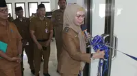 Plt Bupati Bone Bolango Merlan Uloli, saat membuka posko layanan warga miskin (Arfandi Ibrahim/Liputan6.com)