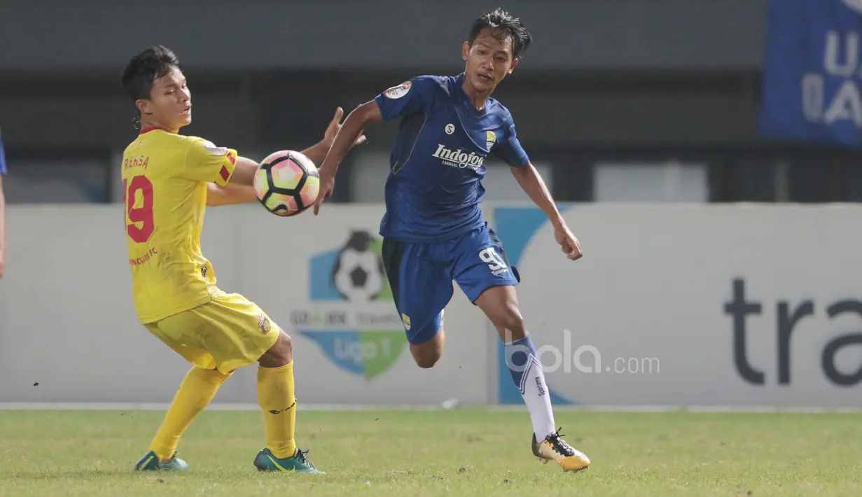 Pemain Persib Bandung U-19, Beckham (kanan ) berebut bola dengan pemain Bhayangkara FC U-19, Reksa pada laga Liga 1 U-19 di Stadion Patriot, Bekasi, (21/7/2017). Persib U-19 bermain imbang 1-1. (Bola.com/Nicklas Hanoatubun)