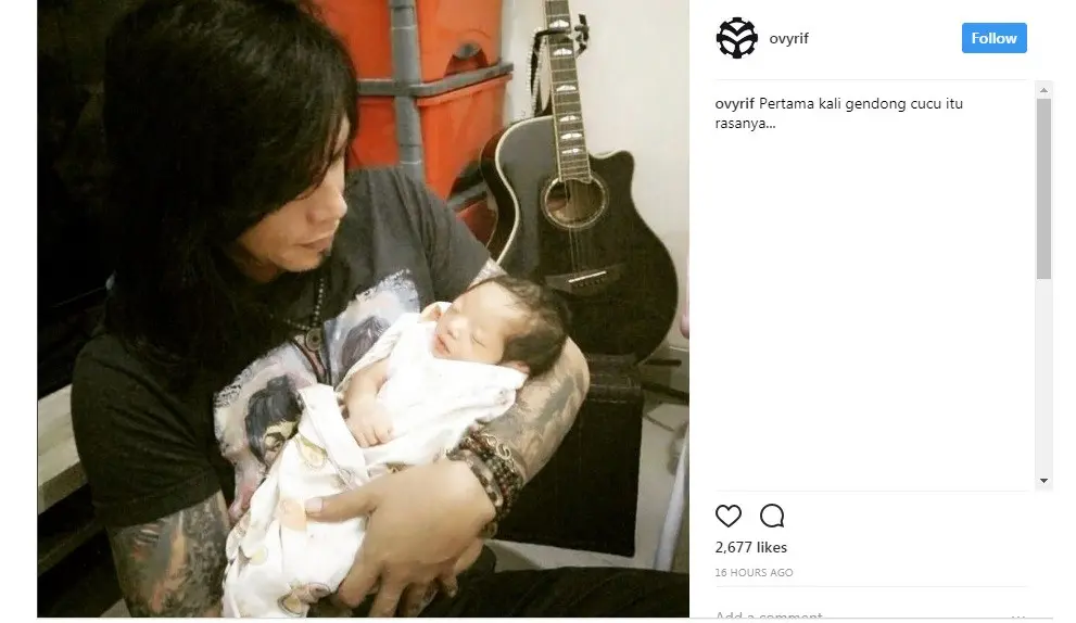 Ovy /rif gendong cucu pertamanya (Foto: Instagram)
