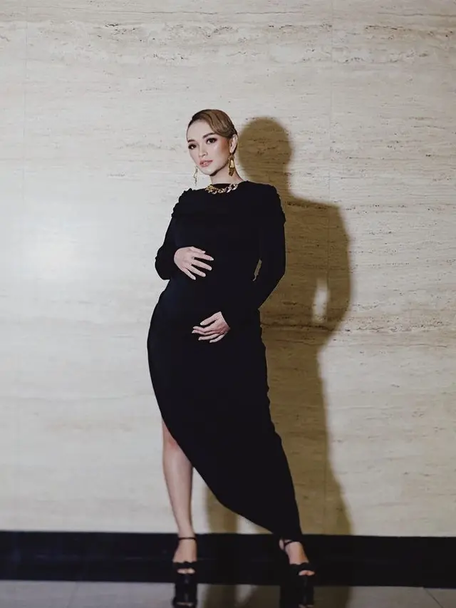 Potret Zaskia Gotik Kenakan Gaun Press Body Hingga Gaya Santai Liburan di Singapura, credit: Instagram @zaskia_gotix