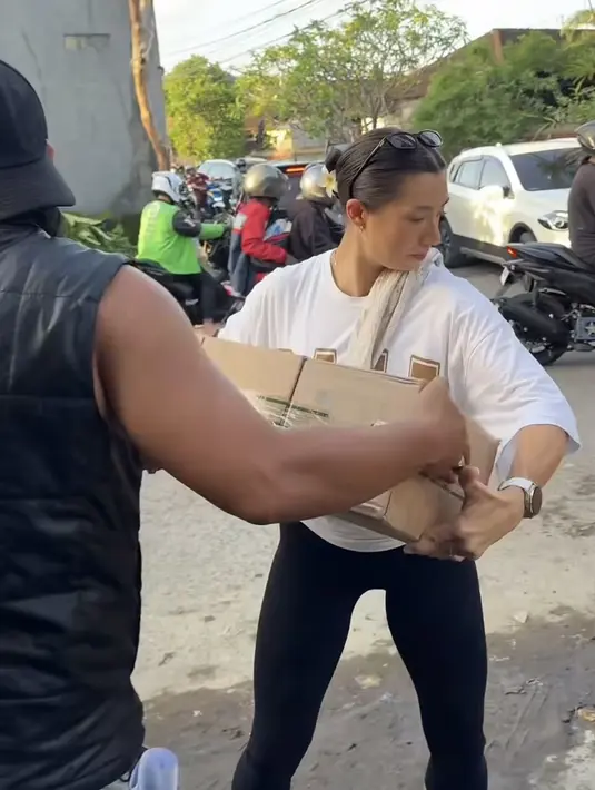 <p>Terlihat mereka pun membagikan beberapa logistik kebutuhan sehari-hari, seperti makanan hingga alat mandi. Tampak Jennifer pun tanpa ragu mengangkat-ngangkat kardus berisikan bahan pokok. [@jenniferbachdim]</p>