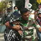 Kopda Manuel, seorang anggota TNI yang juga berprofesi sebagai sopir angkot.(Liputan6.com/Ahmad Akbar Fua)