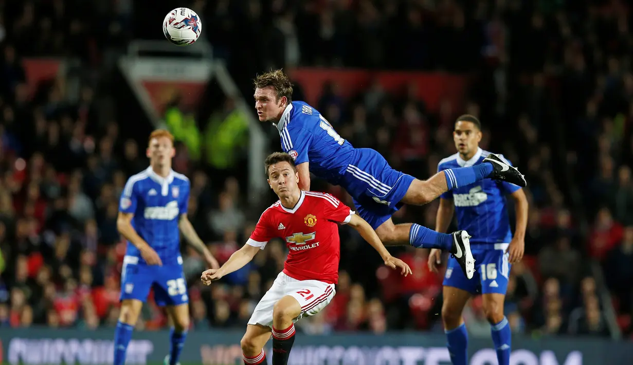 Pemain MU, Ander Herrera, berebut bola dengan pemain Ipswich Town, Jay Tabb, dalam laga putaran ketiga Piala Liga Inggris di Stadion Old Trafford, Manchester, Inggris, Kamis (24/9/2015) dini hari WIB. (Reuters/Andrew Yates)