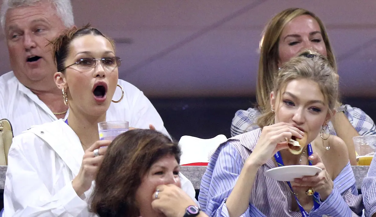 Keseruan Gigi Hadid bersama Bella Hadid (kiri) menyaksikan perempat final tunggal putri antara petenis AS, Serena Williams melawan Karolina Pliskova dari Republik Ceko pada hari ke-9 turnamen AS Terbuka di New York, Selasa (4/9). (Greg Allen/Invision/AP)