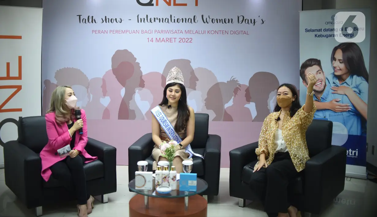 (ki-ka) Moderator Karla Nelwan, Miss Tourism International 2021 Jessy Silana Wongsodiharjo dan Travel Vlogger Jovita Ayu dalam talkhsow dengan Komunitas Indonesian Social Blogpreneuer, di Jakarta (14/3/2022). Talkshow dalam rangka Hari Perempuan Internasional yang diselenggarakan QNET.(Liputan6.com)