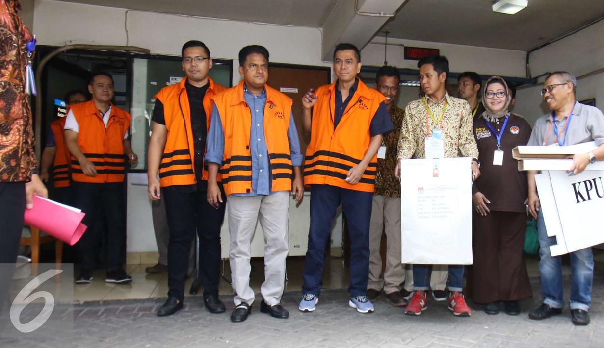 Tahanan KPK yang memiliki hak suara untuk Pilkada DKI Jakarta usai memilih di TPS 19 Kelurahan Karet, di Gedung KPK, Jakarta, Rabu (15/2). Sebanyak 7 dari 10 tahanan menyampaikan hak suaranya pada Pilkada DKI Jakarta 2017. (Liputan6.com/Helmi Affandi)