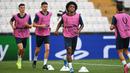 Gelandang Chelsea, Willian (tengah) dan rekan-rekannya melakukan pemanasan selama sesi latihan di stadion Besiktas Park di Istanbul, Turki (13/8/2019). Chelsea akan bertanding melawan Liverpool dalam pertandingan Piala Super Eropa 2019 pada Kamis (15/8/2019) dini hari WIB. (AFP Photo/Ozan Koze)
