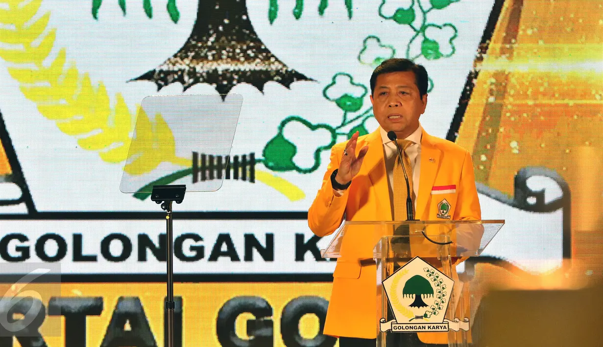 Ketua Umum Partai Golkar, Setya Novanto memberikan sambutan saat acara Pertemuan Nasional - 1 Legislatif dan Eksekutif Partai  Golkar di Jakarta, Senin (26/9). Acara dihadiri kepala daerah dari kader partai Golkar Se Indonesia. (Liputan6/JohanTallo)